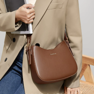 官网小C&K旗艦店包包女式新款水桶包斜挎包通勤月牙包單肩包